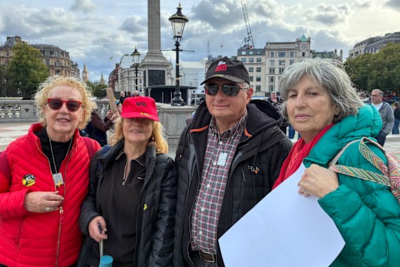 Frome da esquerda para a direita, Judith Avrahampour, Carol e Michael Fejdman e Ilana Mocatta no evento no domingo.