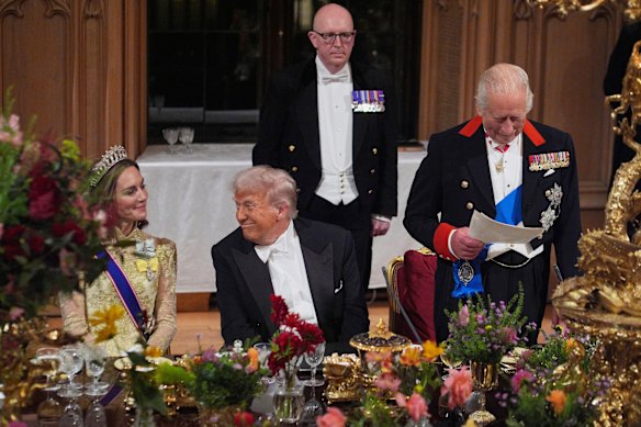 Trump (centro) e Catarina, Princesa de Gales, ouvem Carlos durante o banquete oficial no Castelo de Windsor, Inglaterra, em setembro.