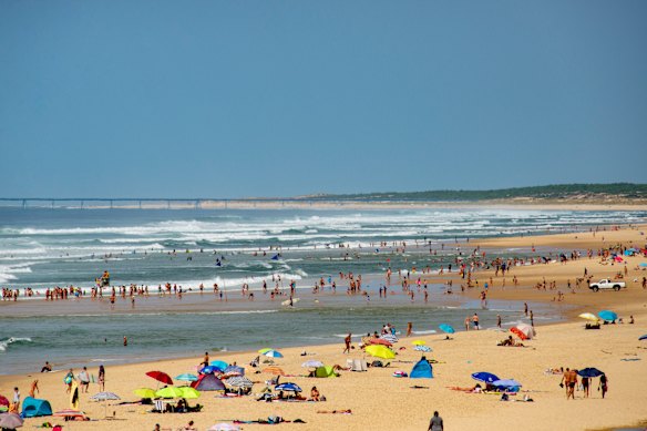La spiaggia di Biscarrosse. Le troupe giornalistiche hanno catturato gruppi di uomini mascherati che bighellonavano su questa spiaggia questa settimana, secondo quanto riferito, alla ricerca della droga
