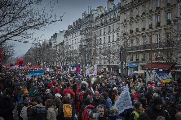 周四，超过 40 万人走上巴黎街头参加反退休改革抗议活动。 