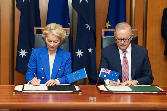 EU President Ursula von der Leyen and Prime Minister Anthony Albanese put pen to paper on the new agreement.