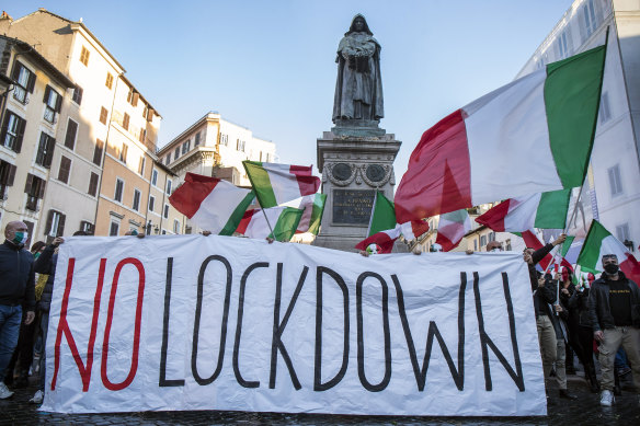 2020'de Roma'da bir protesto. Para cezaları, İtalya'da İngilizce terimlerin kullanımını geri almayı amaçlıyor. 
