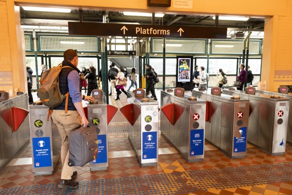 Rail workers have voted in favour of turning off Opal readers at stations.