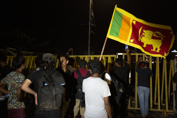 Sri Lankan soldiers raided the anti-government protest camp outside of the Presidential Secretariat in the early morning hours of July 22, breaking down tents and forcibly removing activists.