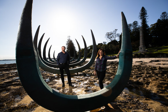 The artwork symbolises both the ribs of the Endeavour and the bones of a whale.