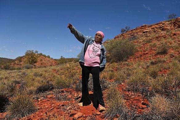 A picnic lunch near Indulkana is the occasion for another photo shoot. 