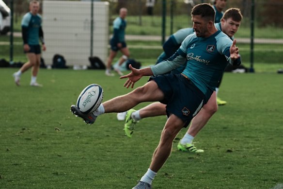 Jake Gordon kicking in Paris.