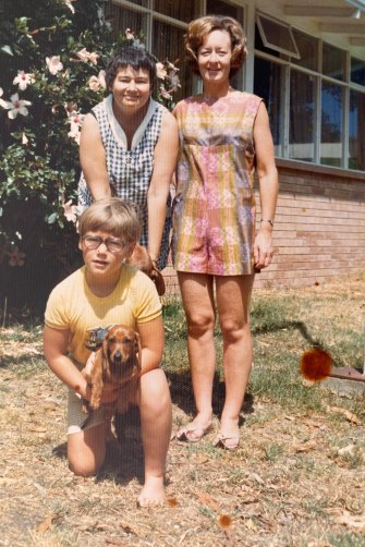 Hunt aged 10, with his mum Tinka (left) and one of her friends.