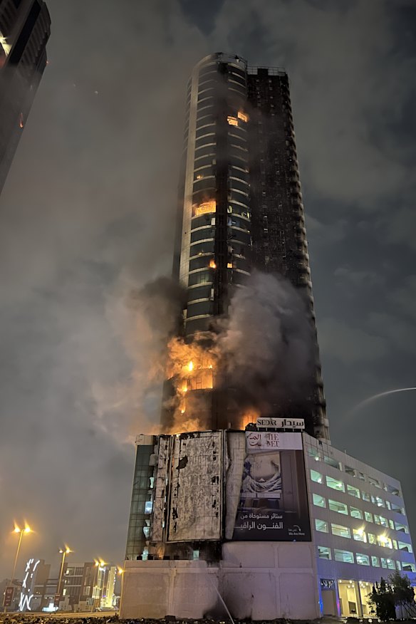 En Manama, capital de Bahréin, se produce un incendio en un edificio que fue atacado por vehículos aéreos no tripulados iraníes.