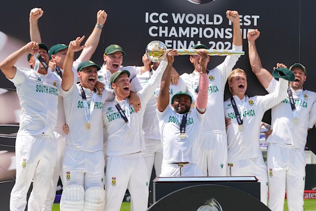 Temba Bavuma, Güney Afrika'nın Dünya Test Şampiyonası zaferi sonrası kazanan töreni kupasını tutuyor.