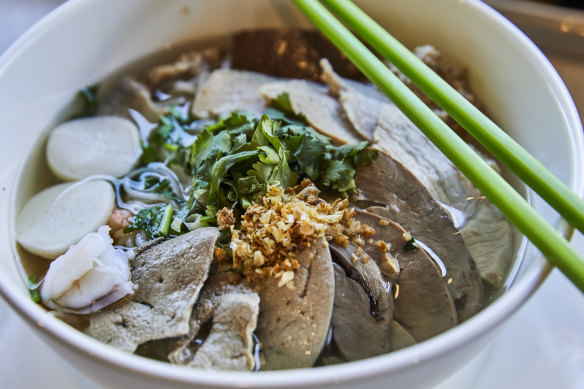 Phnom Penh noodles with prawn, beef and liver at Battambang II.