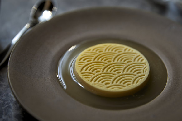 Insam (ginseng) and white chocolate mousse with apple.
