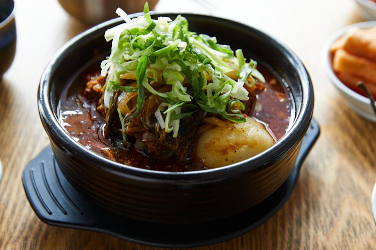 Ppyeodagwi-haejangguk (pork bone soup with rice).