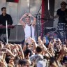 Robbie Williams shows his appreciation to the crowd at the free surprise concert in Federation Square where he received the key to Melbourne.