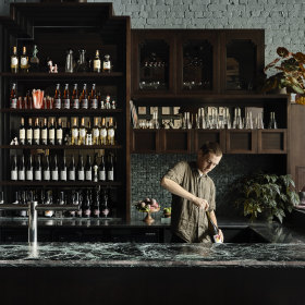 A green marble bar dominates the entry.