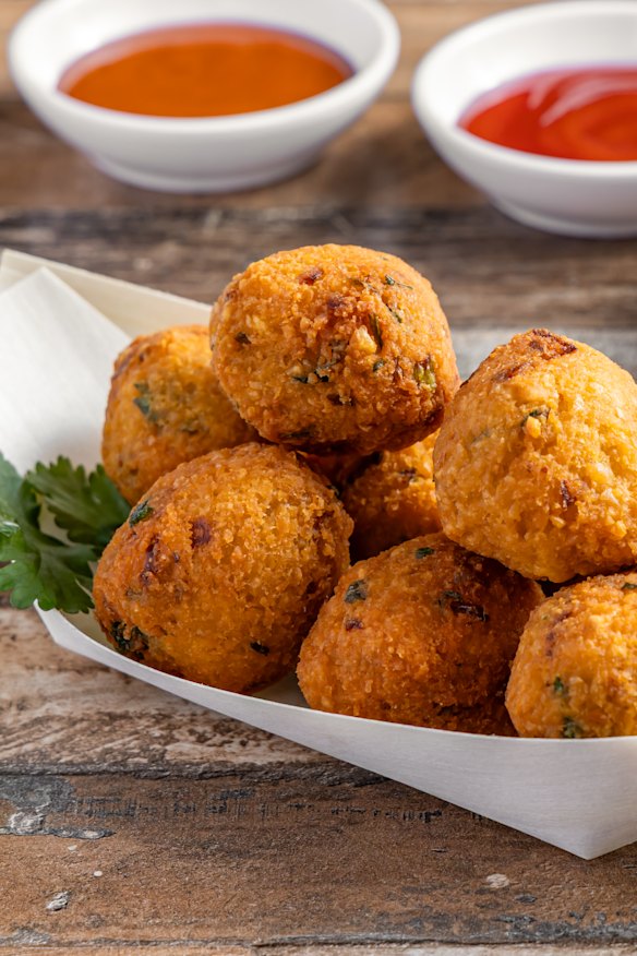 Gateau piument (split pea and chilli fried patties).
