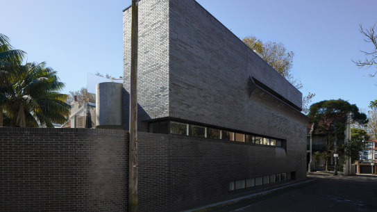 The floor levels between the Victorian terrace and the new wing are interlocked.