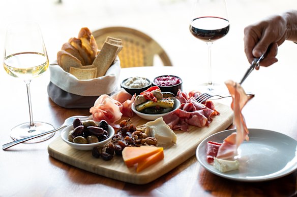 Sirva porções menores em pratos de pastagem e reabasteça conforme necessário para evitar que os alimentos fiquem fora por muito tempo.