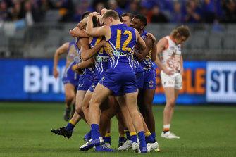 Afl 2020 West Coast Eagles Beat Gws Giants For Eighth Win In A Row