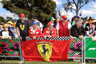 I tifosi della Ferrari aspettano che i piloti arrivino e firmino autografi all'Albert Park.