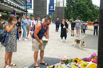 Jason Clarke pays his respects at Shane Warne’s statue at the MCG on Sunday.