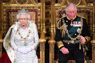 Kraliçe II. Elizabeth ve Prens Charles, 2019'da İngiliz Parlamentosu'nun eyalet açılışı sırasında. Son haftalarda onu daha çok, hükümdarı daha az görüyoruz.