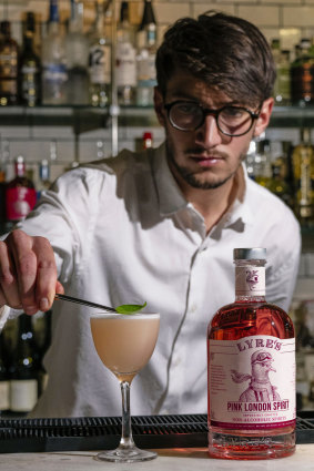 A Chiswick bartender makes the “Garden Side” with alcohol-free spirits.