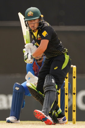 Alyssa Healy bats during the T20 tri-series final. 