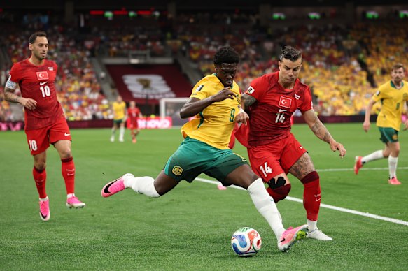 Mohamed Toure is under pressure from Abdulkerim Bardakci.