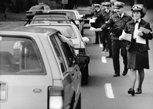 Police hand out pamphlets at a roadblock in Eltham in May 1991 in their search for more clues to the disappearance of Karmein Chan.