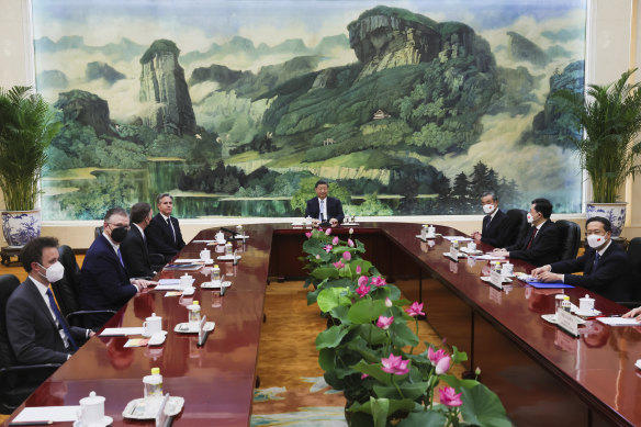 Soldan dördüncü ABD Dışişleri Bakanı Antony Blinken, Büyük Halk Salonu'nda ortadaki Çin Devlet Başkanı Xi Jinping ile bir araya geldi. 