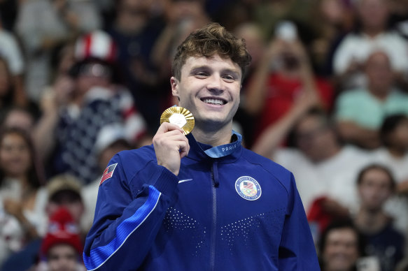 Bobby Finke with his gold medal for the men’s 1500-metre freestyle event.