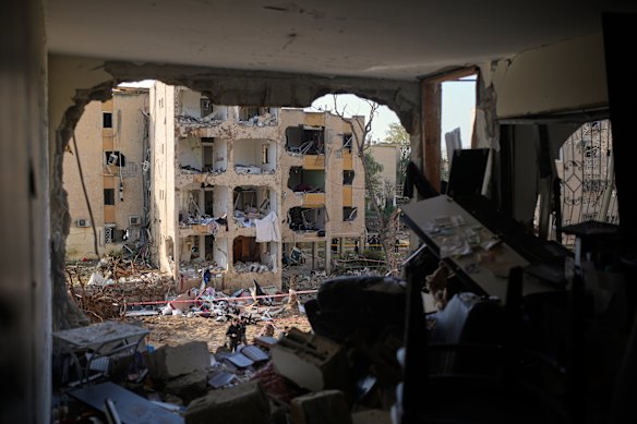 A greve destruiu edifícios e feriu dezenas de pessoas.