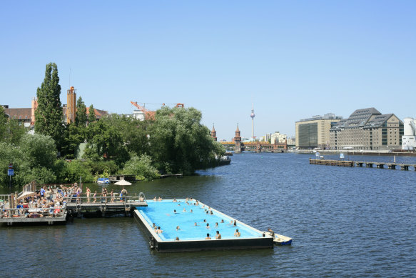 The state government says it will consider a floating pool like the one on the Spree in Berlin.