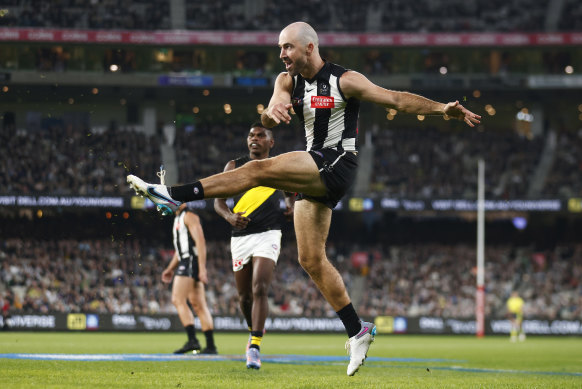 Steele Sidebottom of the Magpies kicks the ball.