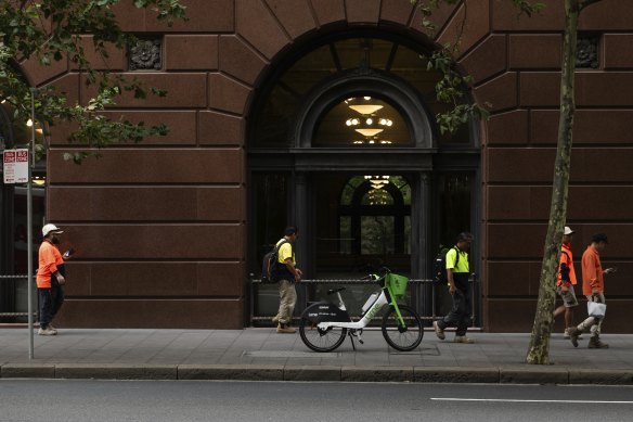The report recommends greater regulation of share bikes, with designated parking in high-density areas.