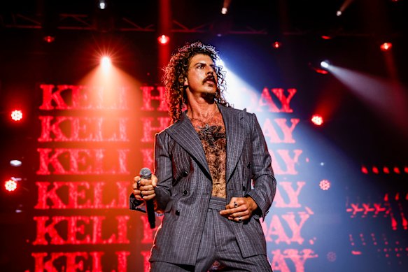 Holiday se apresentando no 2025 ARIA Awards em Sydney em novembro.