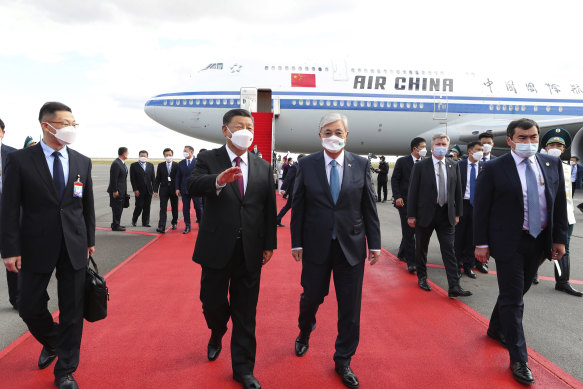 Çin Devlet Başkanı Xi Jinping, Putin ile görüşmek üzere Özbekistan'a gitmeden önce Çarşamba günü Kazakistan'a geldi.