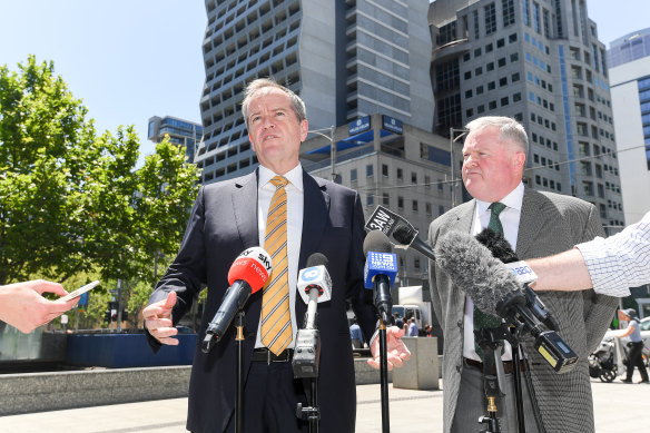 Bill Shorten (left) and Peter Gordon (right) at the 2019 launch of the class action against the then-government on behalf of robo-debt victims.