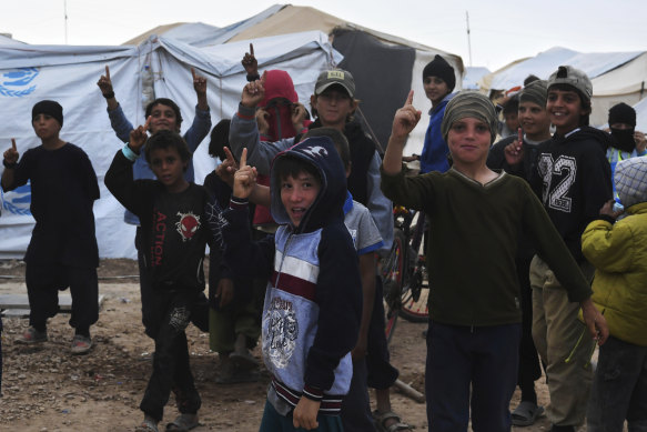 Suriye'nin kuzeydoğusundaki El Hawl kampının yabancı ekindeki IŞİD çocukları. 