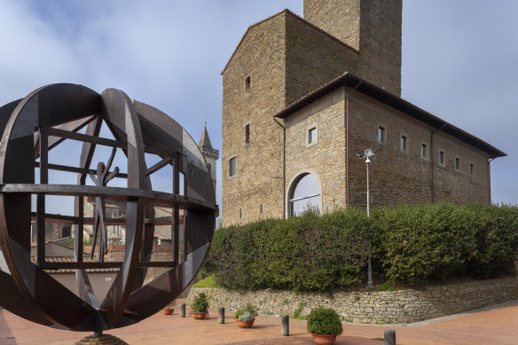 The ‘Man of Vinci’ sculpture by Mario Ceroli in Vinci, Italy.