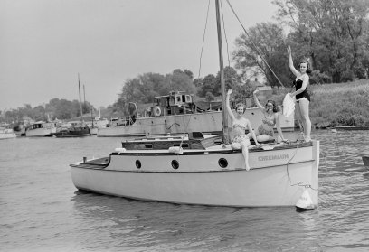 Barbara Pearce, Tamara Kirova, and Eleanor Fazan on River Thames. 1950.