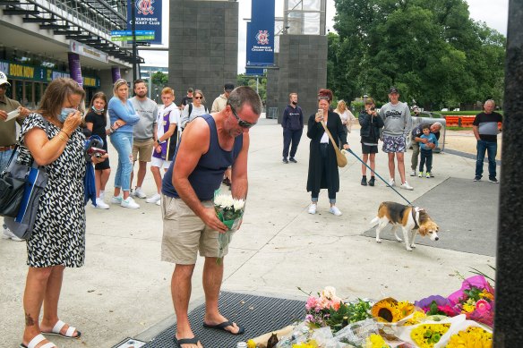 Jason Clarke pays his respects at Shane Warne’s statue at the MCG on Sunday.