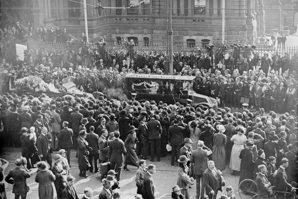 Crowds line the streets for the funeral of Henry Lawson in September 1922.