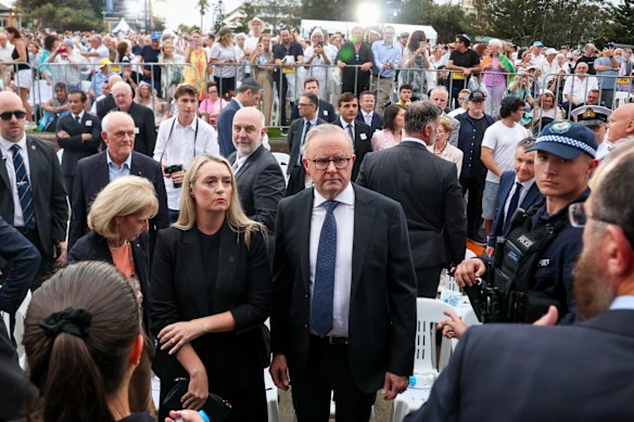 Albanese em Bondi para uma vigília em 21 de dezembro pelas vítimas do massacre.
