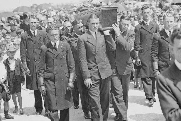 Archie Jackson’s coffin is carried by cricketing legends including Donald Bradman.