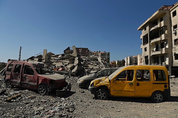 Edifícios residenciais destruídos no distrito de Abbassiyeh, em Tiro.