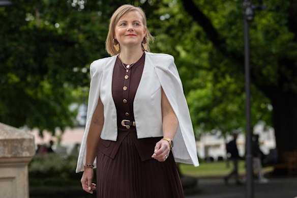 El independiente de Tasmania, Bec Thomas, frente al parlamento en Hobart.
