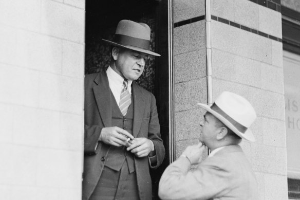 Tom McRae (left) talks to a man at a Sydney hotel in 1933.