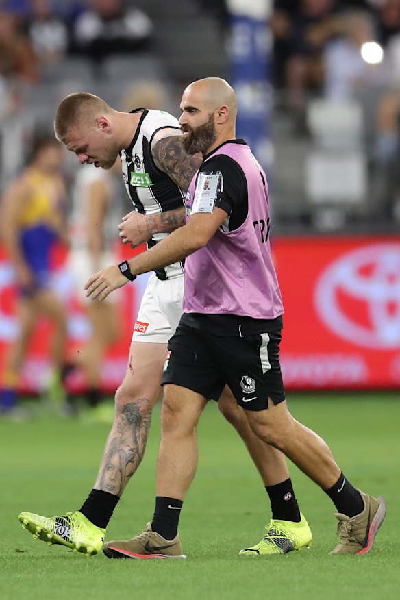 Jordan De Goey leaves the field under the blood rule.